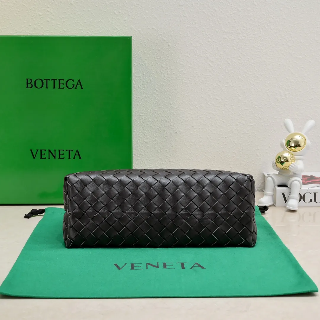 Batch 1960 #Bottega Veneta new horizontal Andiamo handbag, many stars have the same style 🎈 Classic full-body leather weaving with golden rope buckle, stable and chic enough [proud] The whole body is made of Nappa sheep leather, comfortable, soft and dynamic. The sliding metal rope buckle can adjust the shoulder strap, single shoulder / handbag / crossbody, multiple carrying methods, large bag capacity, suitable for commuting / daily / travel This bag is divided into small/medium/large sizes. There is always one that suits you, so take me with you🎀🎀 Size: 29x18x10 Model: 6463#